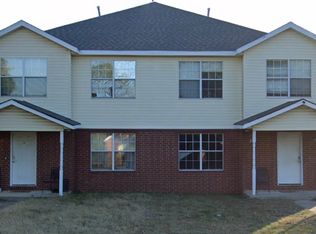 910 N Meadowlands Dr, Fayetteville, AR 72704