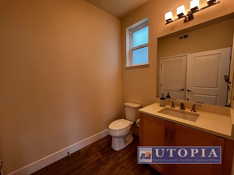 Spacious and Modern 3-bedroom, 3.5 bathroom in Seabright just minutes away from the Beach Boardwa... — Photo 7