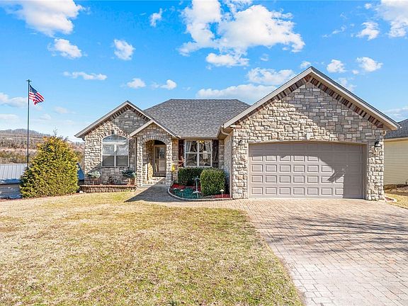 3rd image of 762 Showplace Gtwy