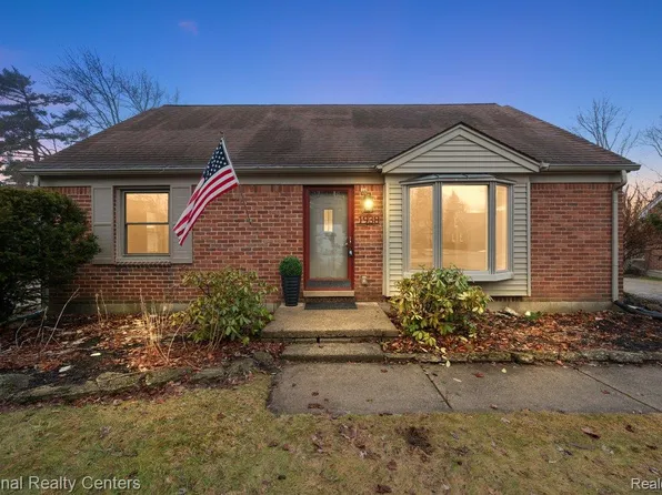 1938 Beverly Ave, Sylvan Lake, MI 48320