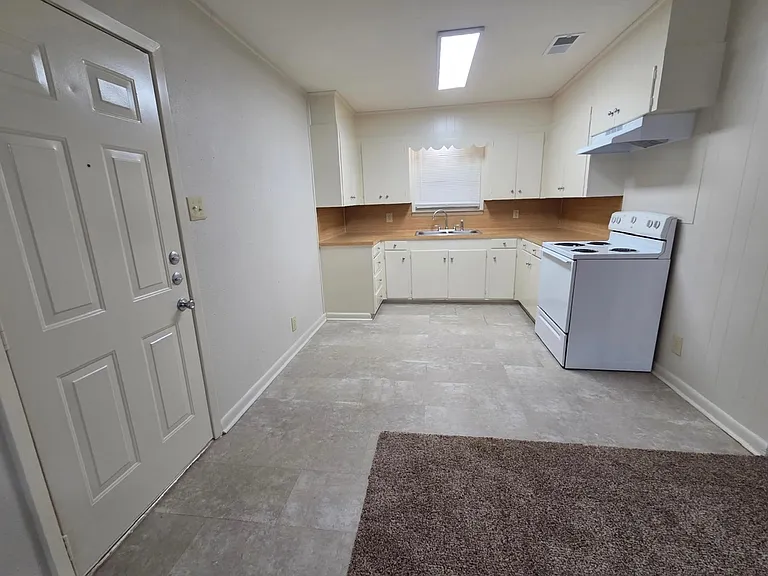 204 E Tuttle Rd — Photo 4