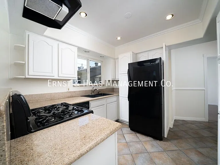 1635 E Erie St — Photo 8