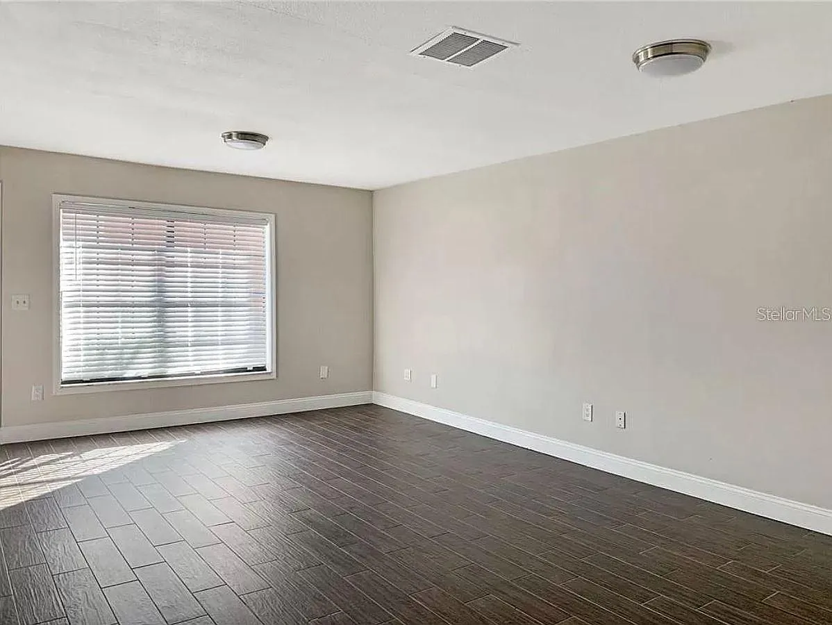 3 bed, 2.5 bath, 1151 sqft, $2,100 — Photo 3