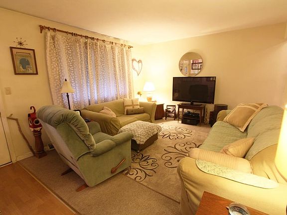 3rd image of 391 Lynne Dr
