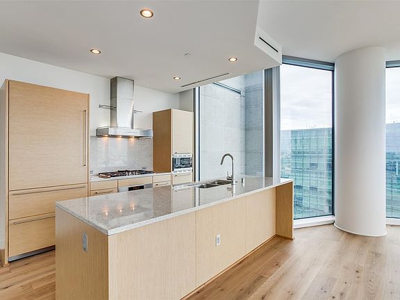 4th image of 2900 McKinnon St APT 2404