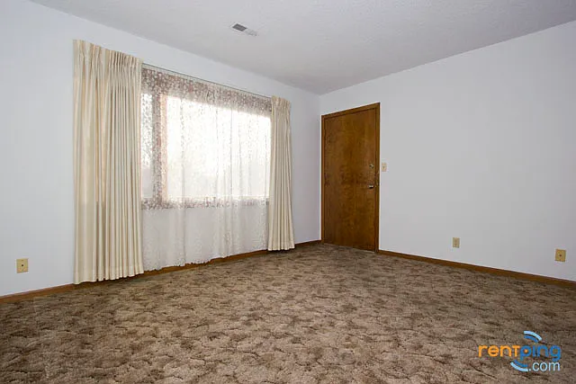 4422 S 48th St #8 — Photo 2