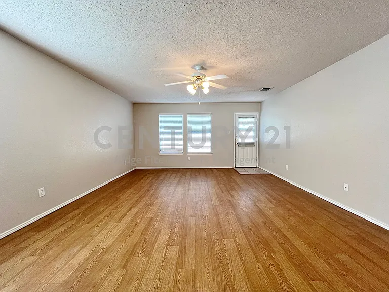 2217 Lookout Ln — Photo 2