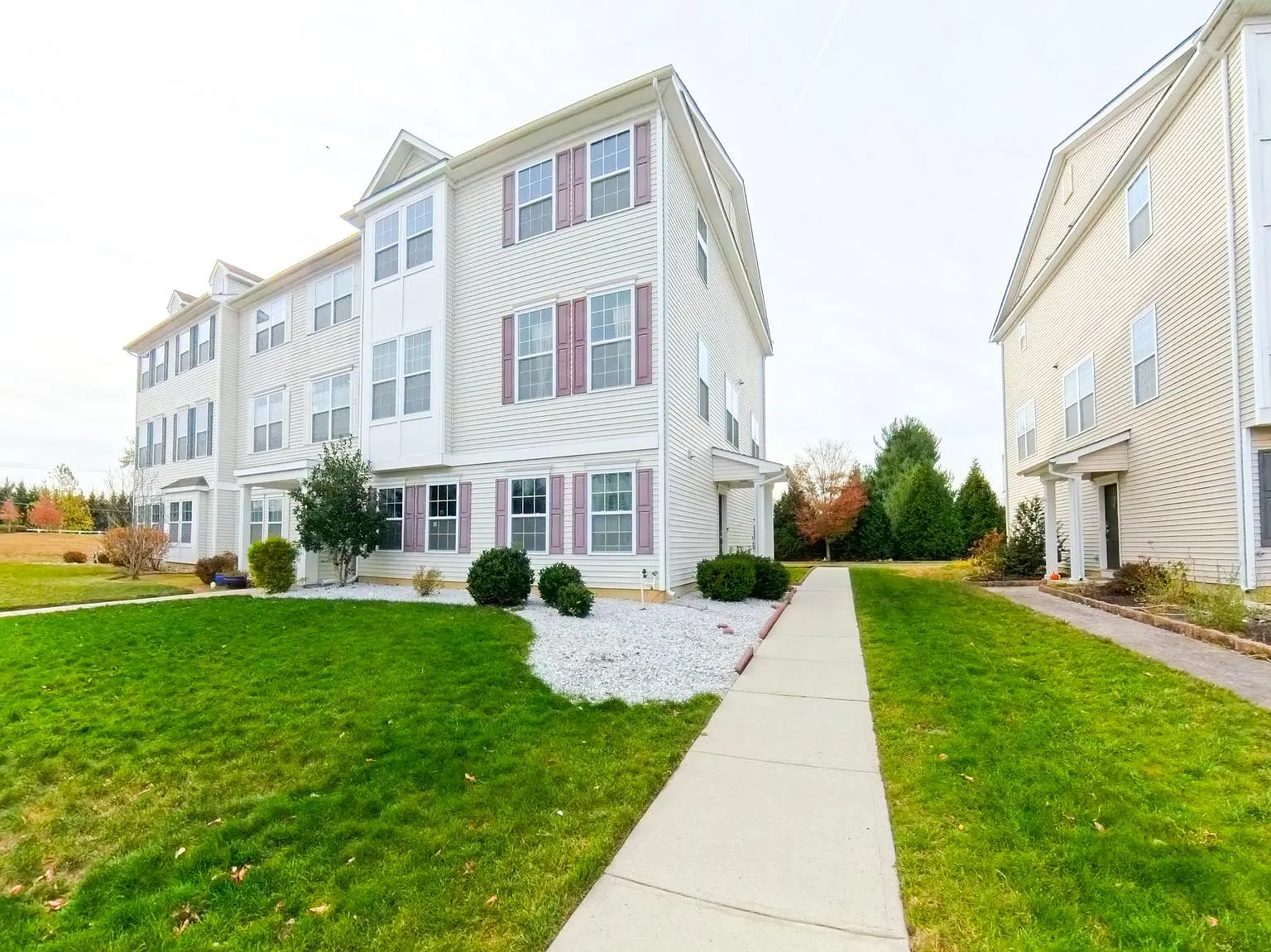 4 bed, 3.5 bath, 2552 sqft, $3,600 — Photo 1