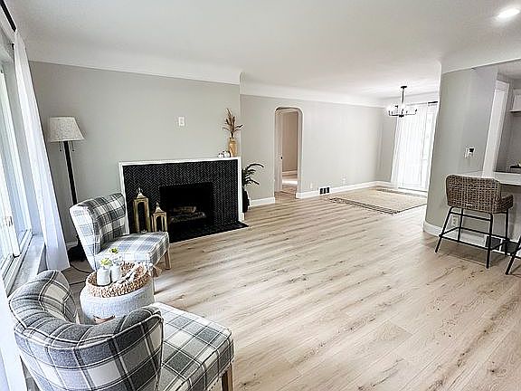 3rd image of 21644 Louise St