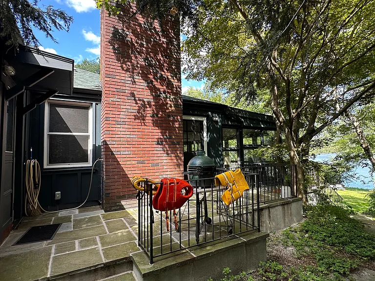124 W Shore Dr — Photo 2