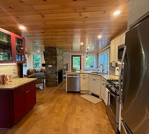 Well Equipped Kitchen and bar Area