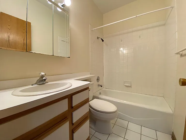 1741 W Nelson St #G — Photo 8