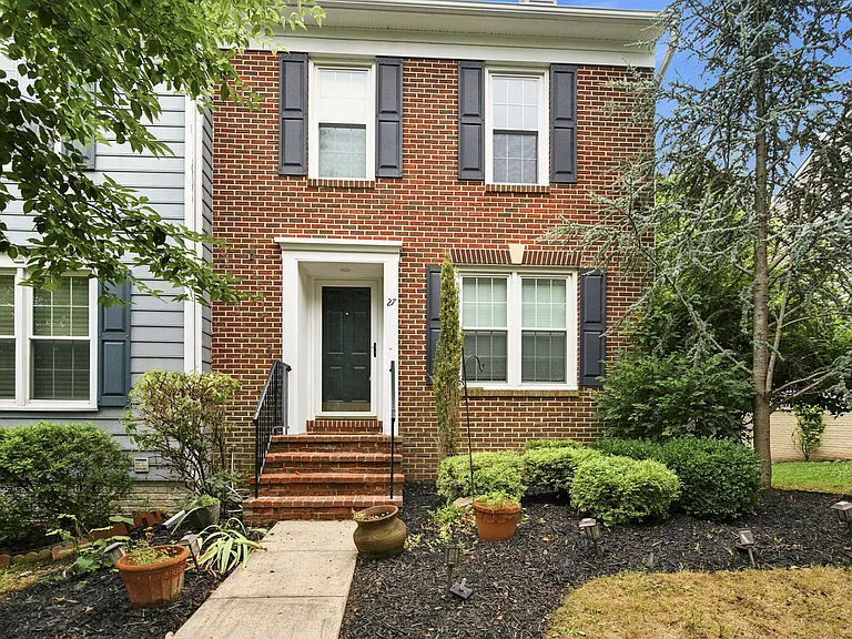 27 Ryan Ct — Photo 1