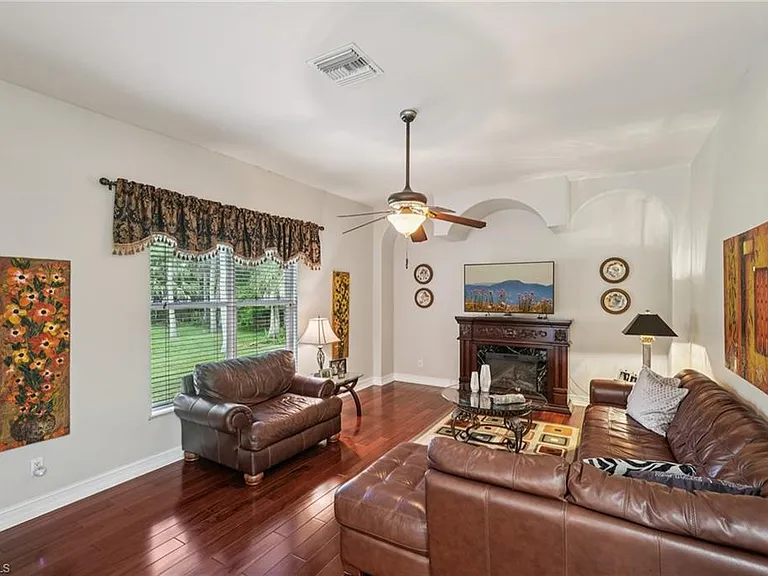 2621 Golden Gate Blvd W — Photo 13
