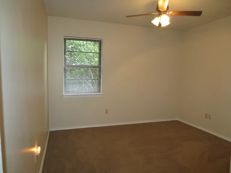 711 Southern Ct — Photo 12