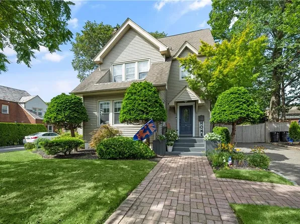 99 Rider Ave, Malverne, NY 11565