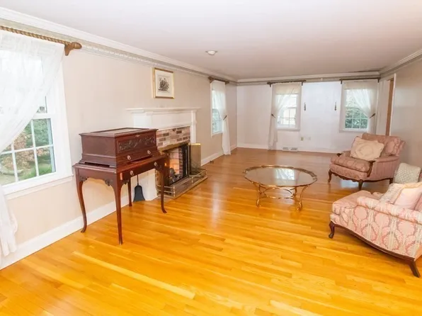 15 Holly Ln, Mattapoisett, MA 02739