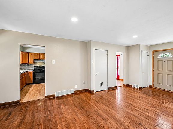 4th image of 1020 25th St NE