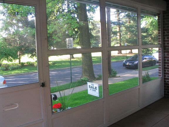 Screen front porch (new screens), view of the park and baseball fields