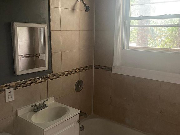 4th image of 57 Fabyan Pl APT 2L