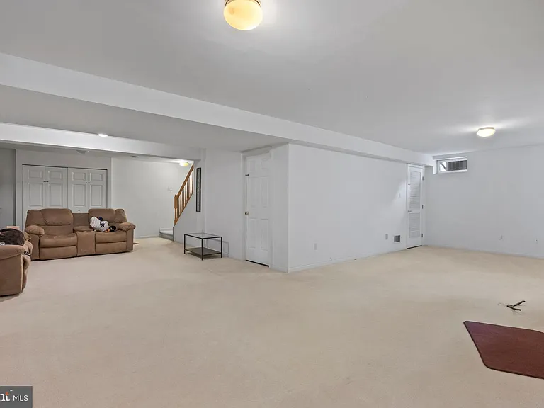 929 N York Dr — Photo 24