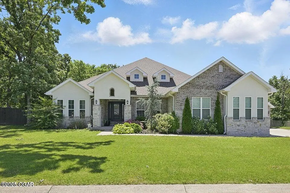4 bed, 3.0 bath, 3077 sqft, $2,300 — Photo 1