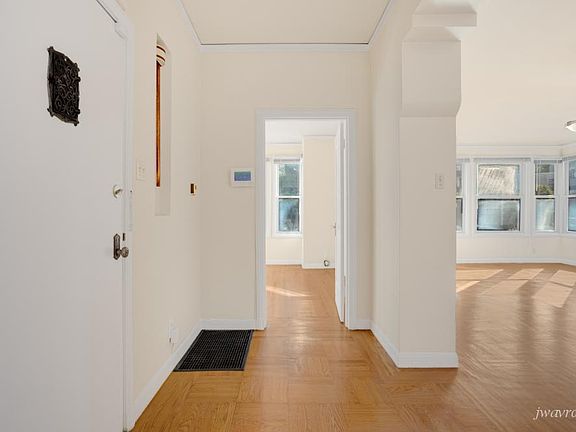 4th image of 872 Bay St