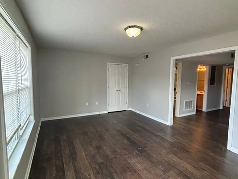 105 Stockton Ct — Photo 2