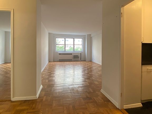4th image of 30 W 60th St APT 8K