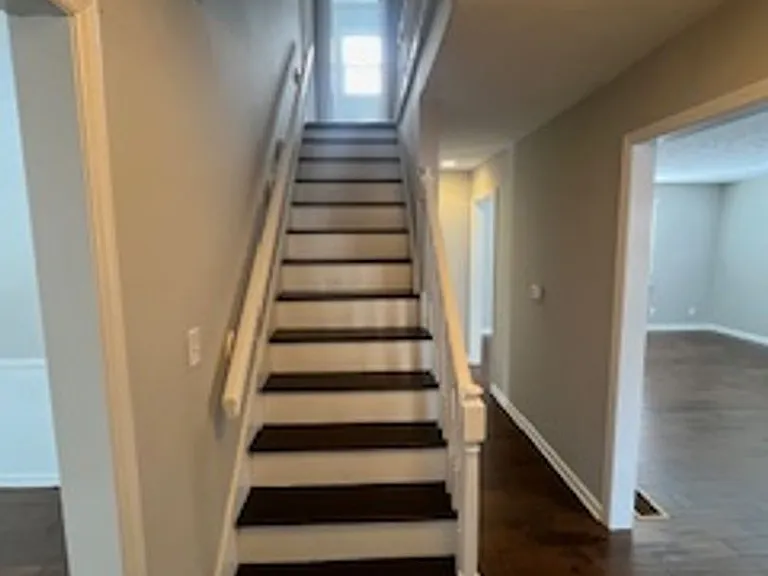 2212 E Queens Way — Photo 3