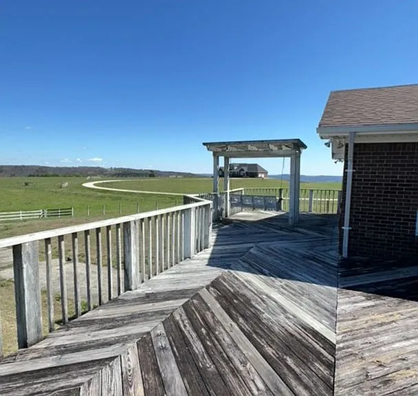 765 Bluffview Dr — Photo 4