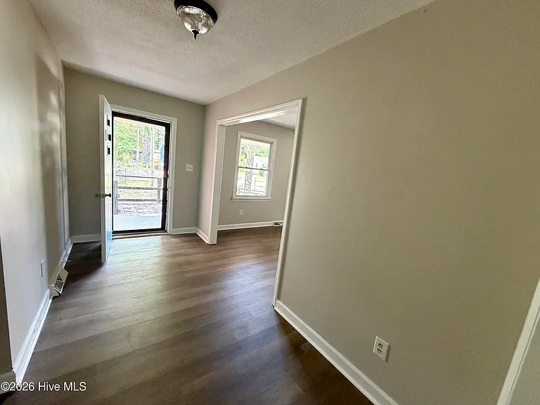 27 Vermont Ave — Photo 10
