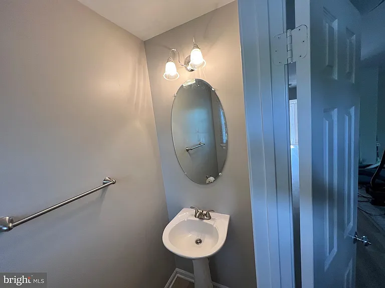 1031 Murdoch Ct — Photo 6