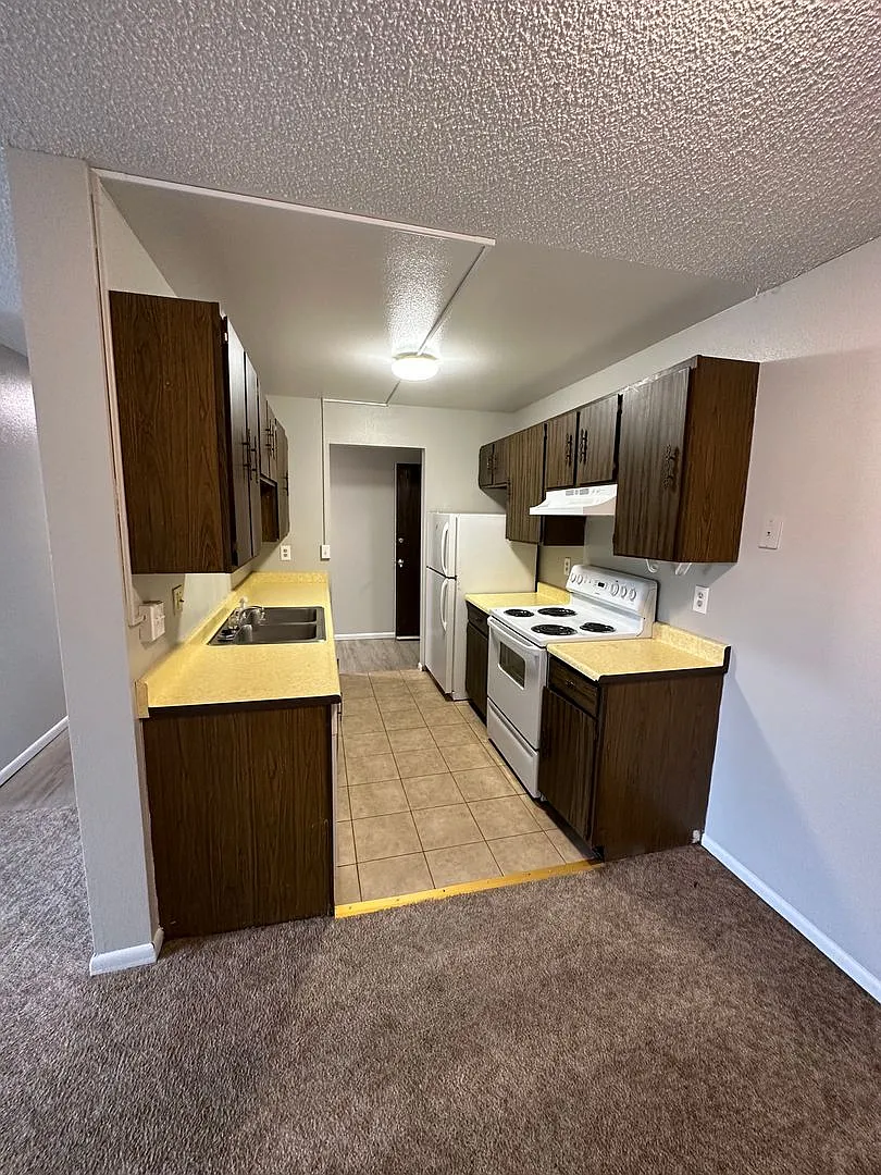 108 Camelot Ct — Photo 2