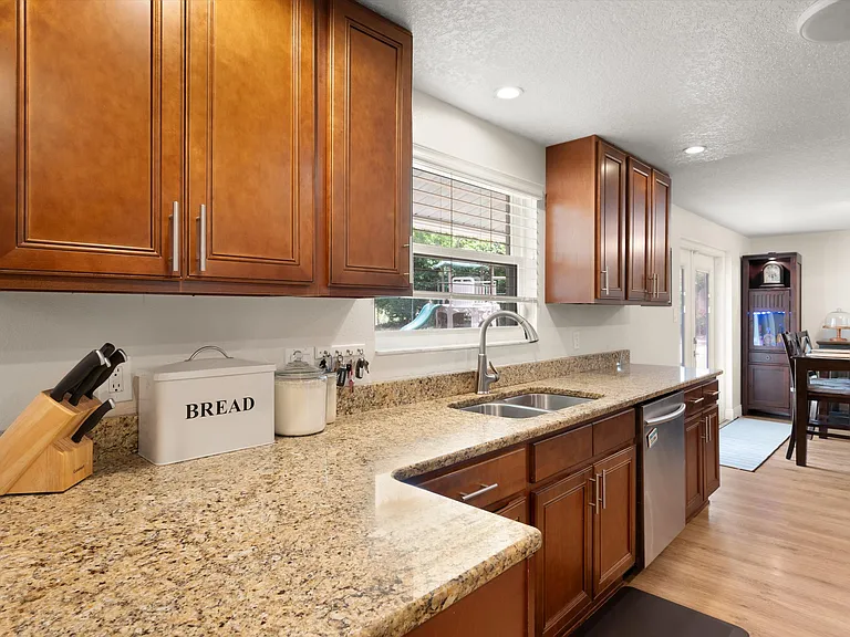 878 Evergreen Ave — Photo 11