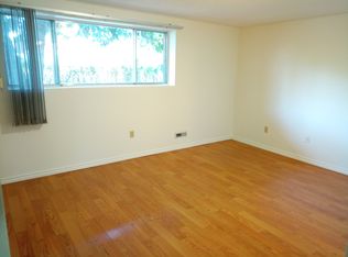 1137 39th St SW #B, Calgary, AB T3C1V3