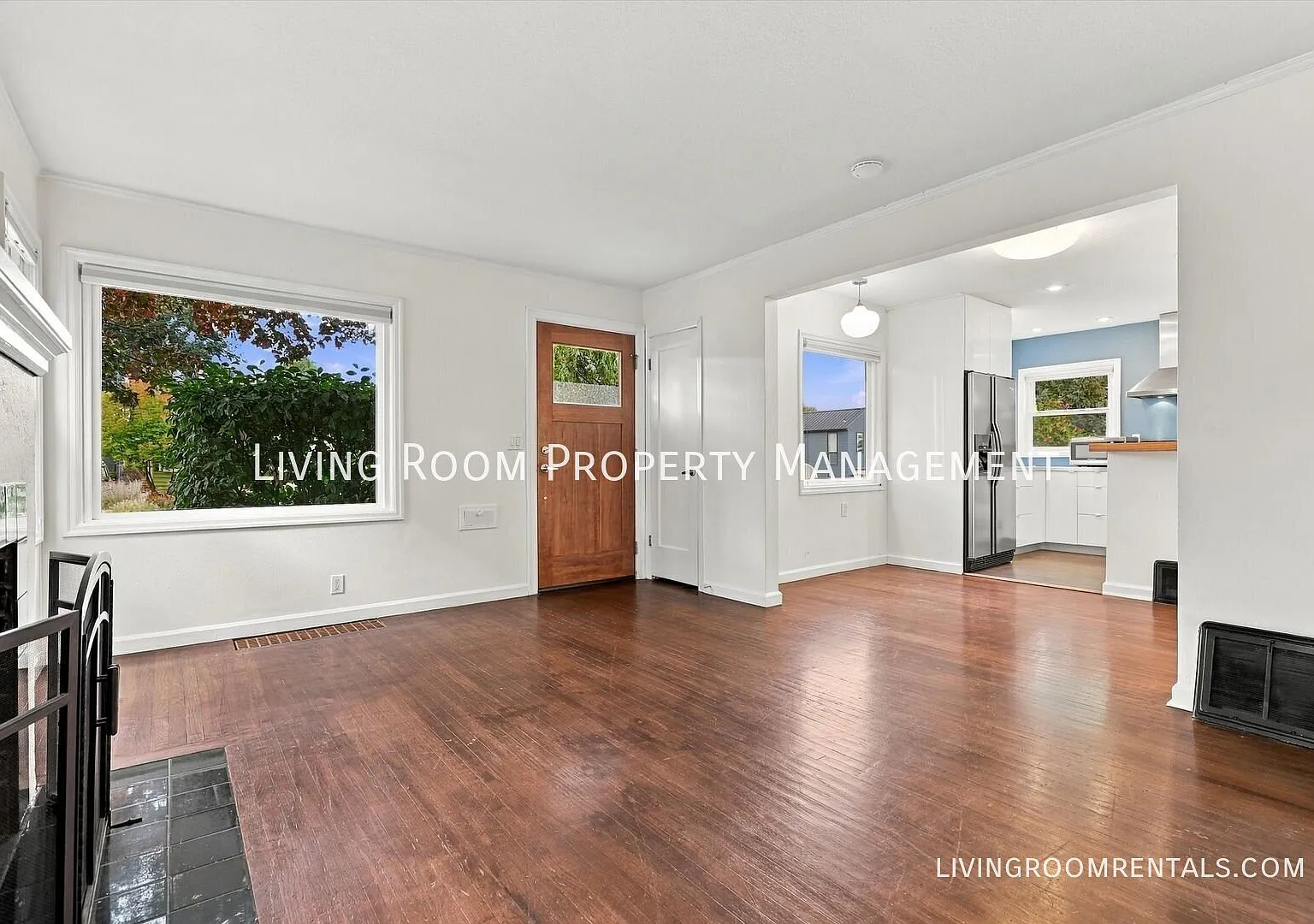 Beaumont- Wilshire Bungalow w/ Fireplace! — Photo 2