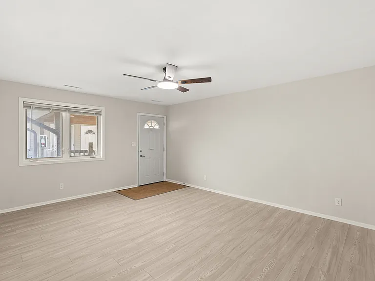 428 Stonehaven Dr #21 — Photo 3