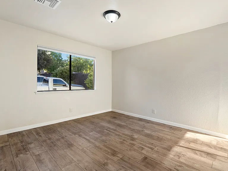3434 Oak St — Photo 8