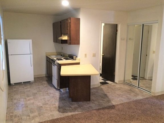 5th image of 940 Walnut St APT 27