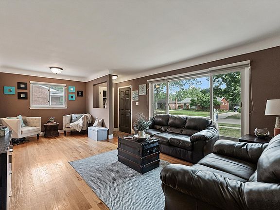 5th image of 16943 Elizabeth St