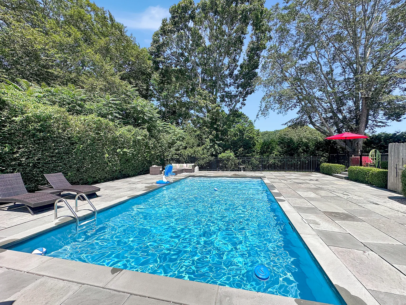 Beautiful House With Pool on Bergen Ave — Photo 2