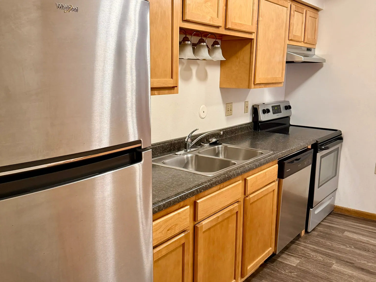 5 bed, $2,199 — Photo 2