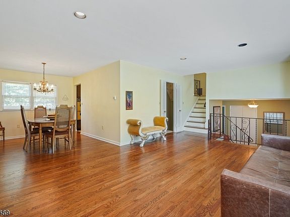 5th image of 49 Knollwood Dr