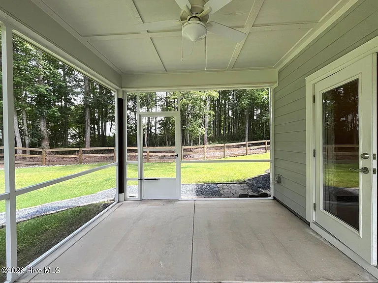 404 Endicott Ct — Photo 44