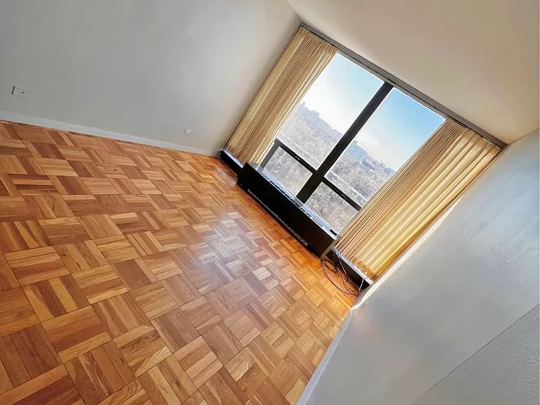 601 E 32nd St #1111 — Photo 5