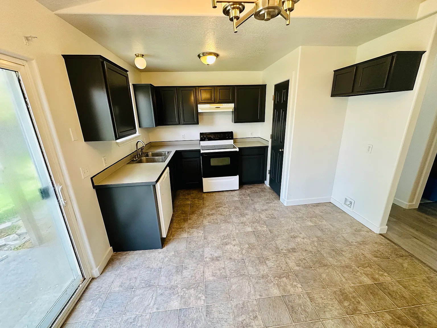 3 bed, 1144 sqft, $2,200 — Photo 3