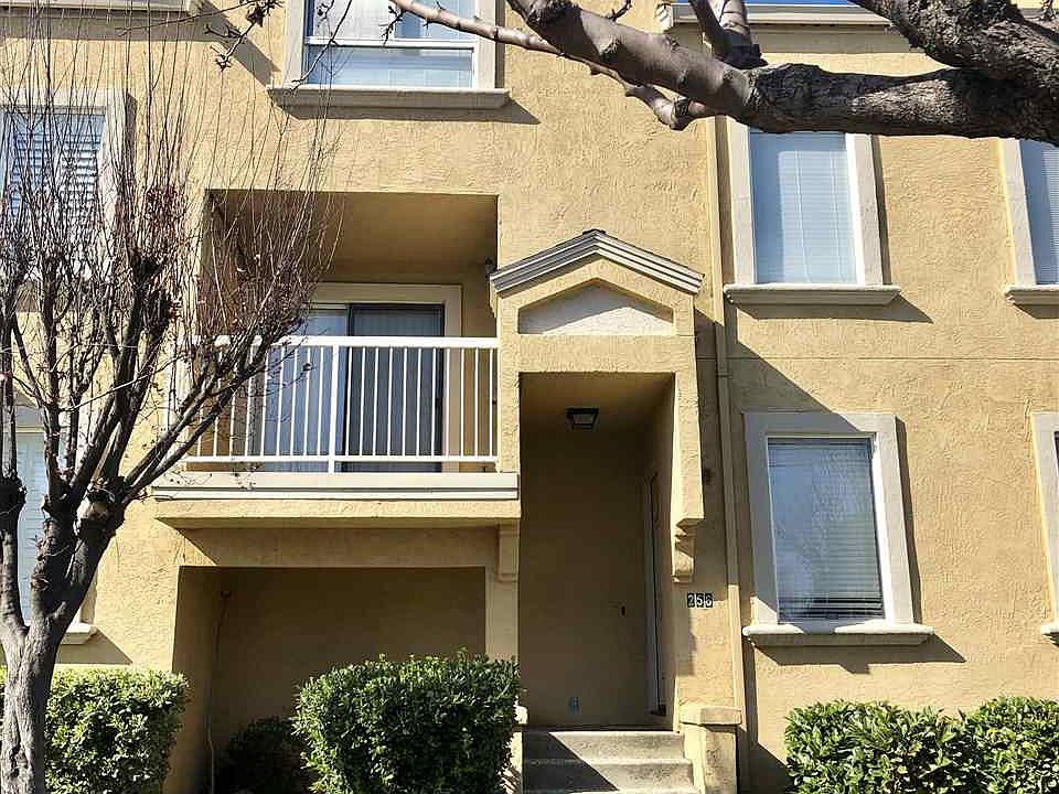 1st image of 256 Estabrook St