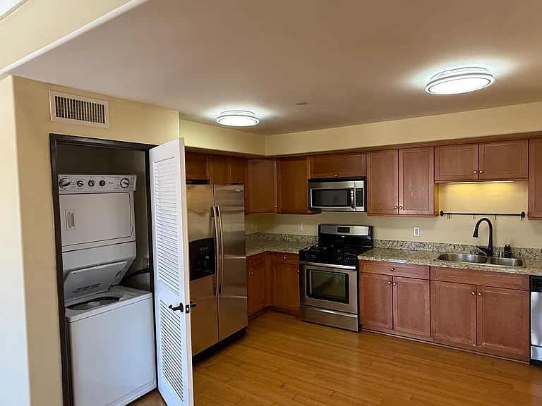 255 W 7th St #16 — Photo 9