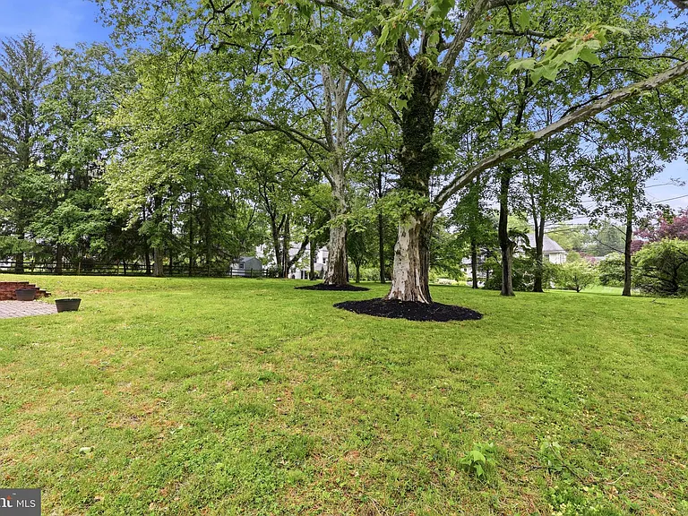 412 Yorkshire Rd — Photo 25